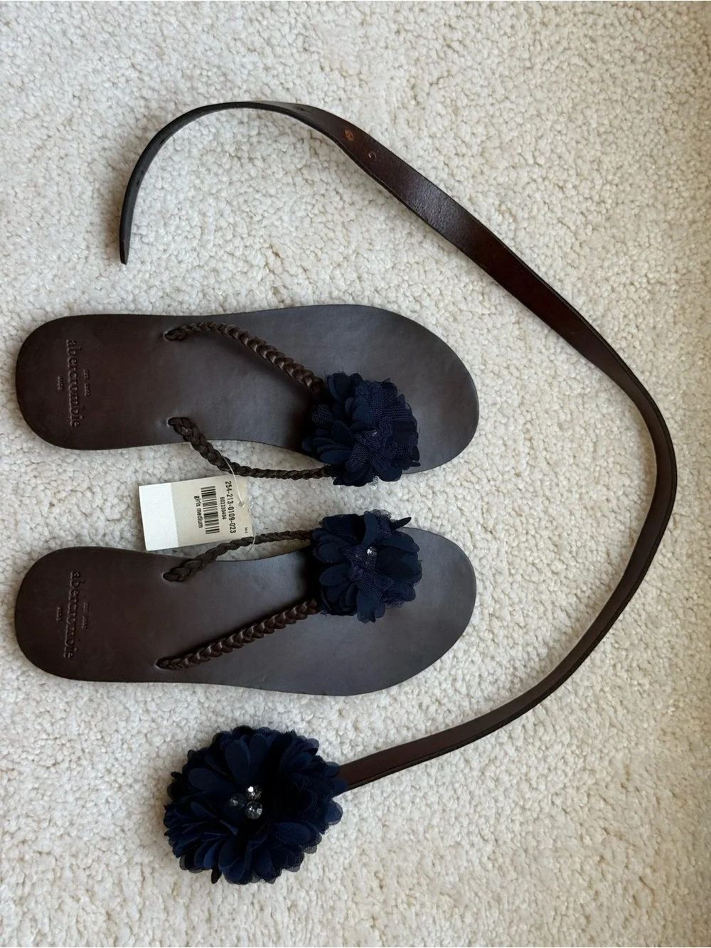 Abercrombie & Fitch girls toe
